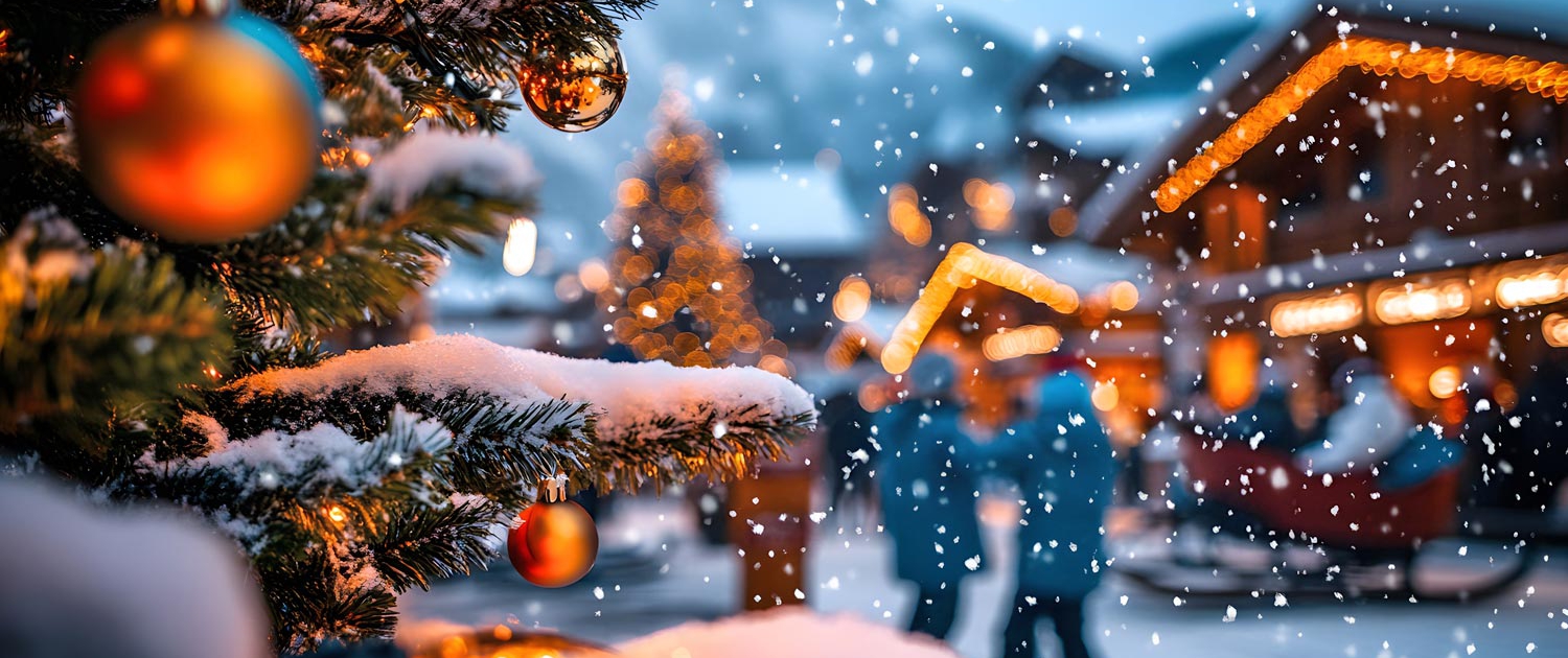 gemütlicher Weihnachtsmarkt mit Weihnachtsbaum